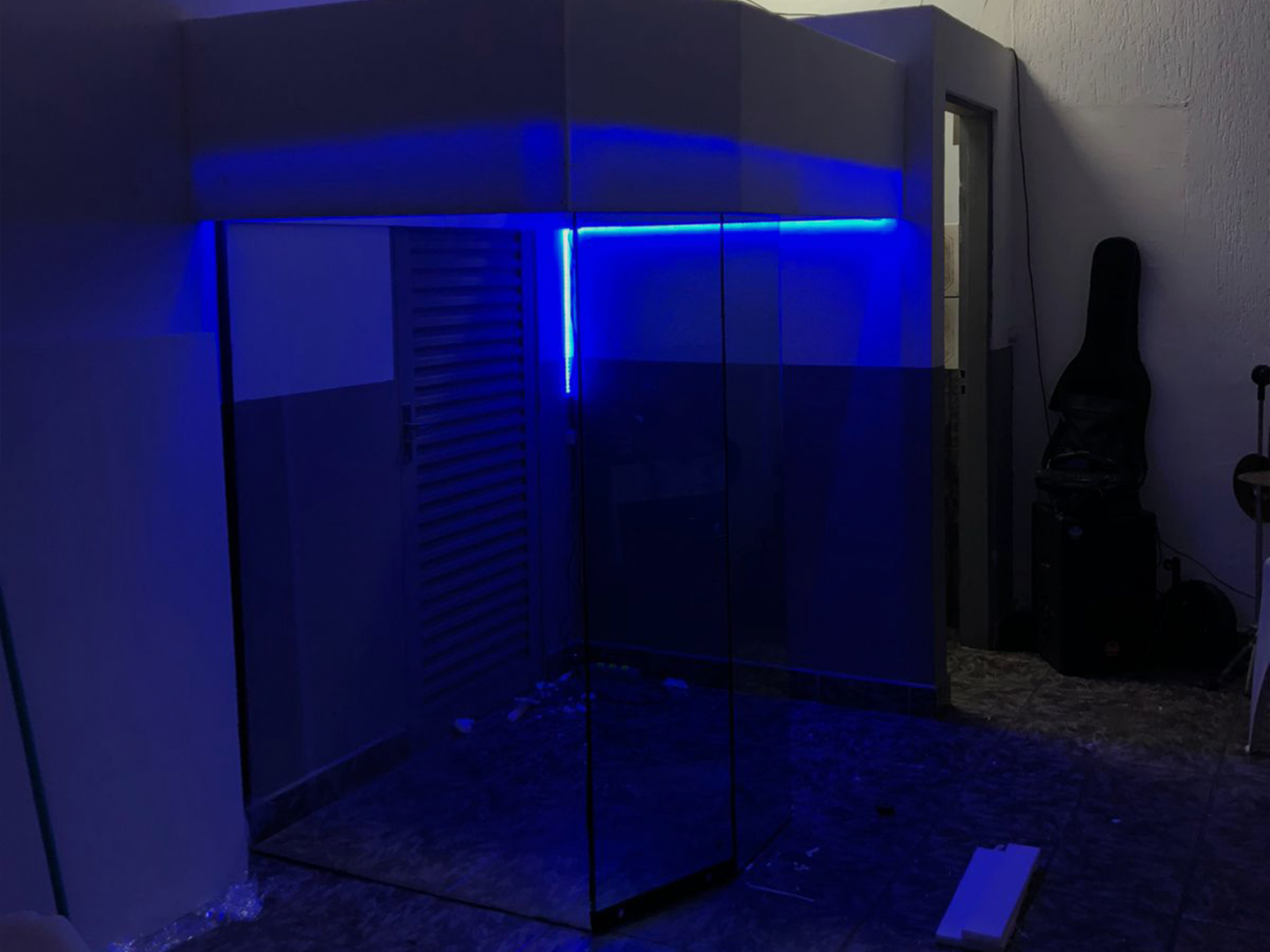 Cabine Insolamento Acustico Construida com Produto Personalizado Da VN com Neon Azul Marinho.